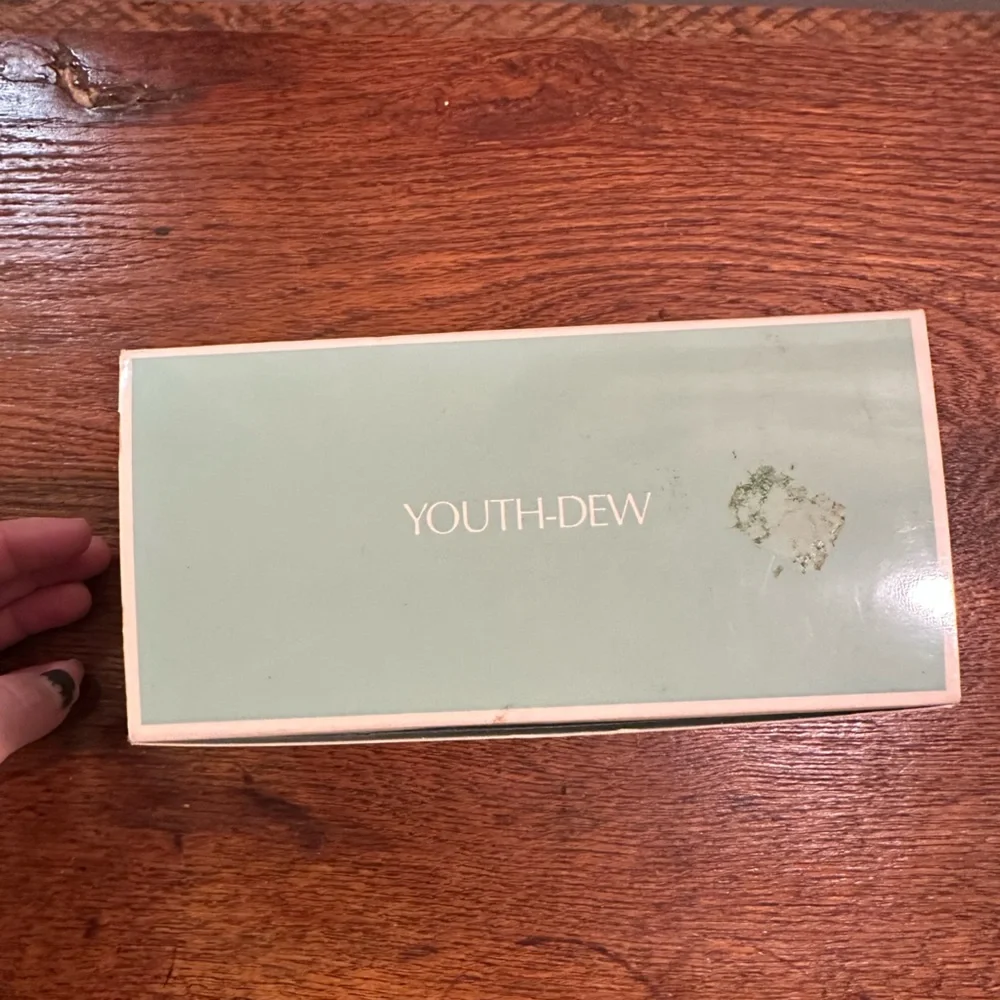 Estee Lauder Youth-Dew Dusting Powder - Picture 6 of 6